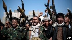 지난 24일 예멘 사나에서 후티 반군 지지 세력이 무기를 들고 구호를 외치고 있다.
