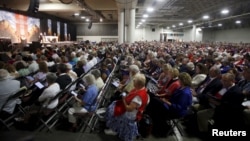 Ribuan orang menghadiri kebaktian dalam Konvensi Umum Gereja Episkopal di Salt Lake City, Utah, 28 Juni 2015.