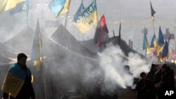 Pro-European Union activists warm themselves by a fire on the Khreschatyk street in Kiev, Ukraine, Tuesday, Dec. 24, 2013.