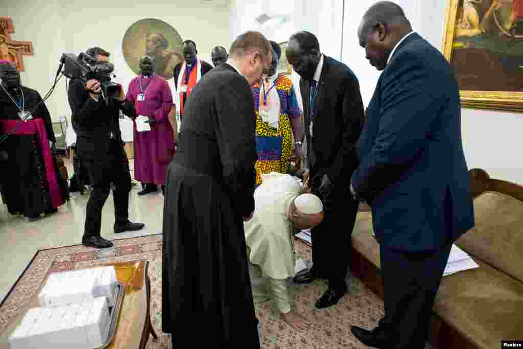پاپ فرانسیس، رهبر کاتولیک&zwnj;های جهان، پاهای رهبران سابق سودان جنوبی را بوسیده و از آن&zwnj;ها تقاضا کرده که از بازگشت به جنگ داخلی خودداری کنند