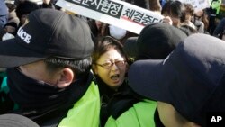 11月23日韩国首尔国防部前反《军事情报保护协定》者和警察冲突