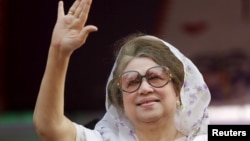 前孟加拉国总理卡莉达·齐亚2016年对支持者招手致意