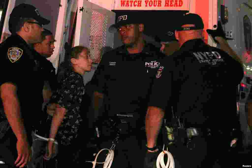 Seorang demonstran diangkut ke mobil polisi setelah ditahan dalam demonstrasi melawan kebrutalan polisi di Manhattan, New York (9/7). (Reuters/Bria Webb)