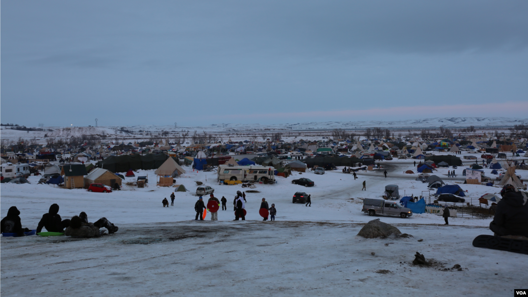 Ribuan orang berkemah di tanah adat dekat Daerah Reservasi Standing Rock Sioux di North Dakota, memprotes pembangunan jalur pipa. (VOA/E. Sarai)