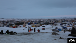 Ribuan orang berkemah di tanah adat dekat Daerah Reservasi Standing Rock Sioux di North Dakota, memprotes pembangunan jalur pipa. (VOA/E. Sarai)