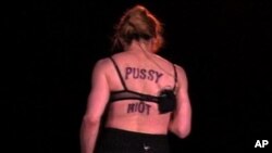 En defensa del grupo de Punk, Pussy Riot, Madonna apareció con el nombre de la banda en su espalda, pidiendo su liberación.
