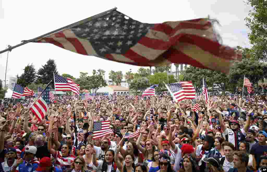 Para penggemar Amerika Serikat bersorak ketika menyaksikan pertandingan sepakbola Piala Dunia antara AS dan Belgia di acara nonton bareng di Redondo Beach, California, 1 Juli 2014.