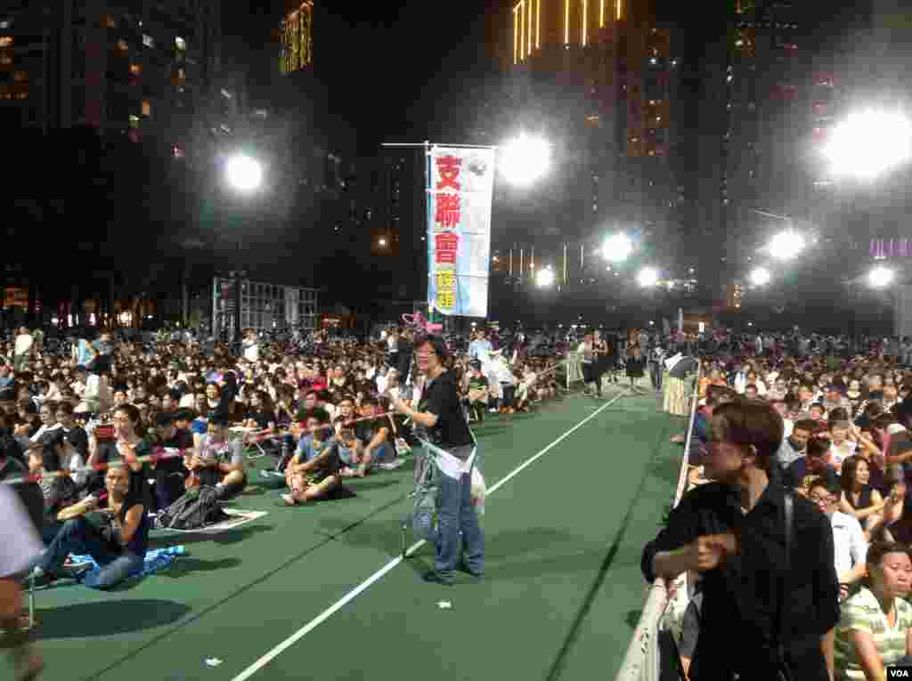 Puluhan ribu orang menghadiri doa bersama tahunan di Taman Victoria di Hong Kong (4/6) untuk mengenang para demonstran mahasiswa yang dibantai di Alun-Alun Tiananmen, Beijing, tahun 1989. ​(VOA/Haiyan)