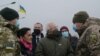 AB Yüksek Temsilcisi Josep Borrell Ukrayna'nın doğusunda Luhansk bölgesindeki bir askeri kontrol noktasında askerlerle sohbet ediyor