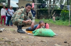 Mekdess Muluneh Asayehegn reçoit une formation de base après s'être portée volontaire pour rejoindre les milices pro-gouvernementales à Gondar, dans la région d'Amhara en Ethiopie, mardi 24 août 2021.