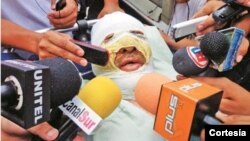 Foto tomada del diario El Día, cuando el periodista boliviano era trasladado a un hospital.