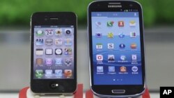 El Galaxy S III de Samsung, a la derecha, y el iPhone 4S de Apple, a la izquierda, en una tienda de teléfonos en Corea del Sur.