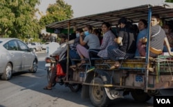Cambodian garment workers leave work on a shared remorque to make their way home in Phnom Penh, Cambodia, June 11, 2020. (Malis Tum/VOA Khmer)
