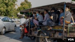 កម្មករ​រោងចក្រ​កាត់ដេរ​មួយកន្លែង​ជិះ​រ៉ឺម៉ក​ជាក្រុម​ពេលចេញ​ពី​ធ្វើការ​ ​នៅ​ល្ងាច​ថ្ងៃទី​១១ ខែមិថុនា ឆ្នាំ២០២០ រាជធានី​ភ្នំពេញ​ ប្រទេស​កម្ពុជា​។ (ទុំ ម្លិះ/VOA)