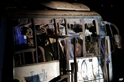 Chiếc xe buýt chở du khách Việt Nam hư hại vì bom nổ.