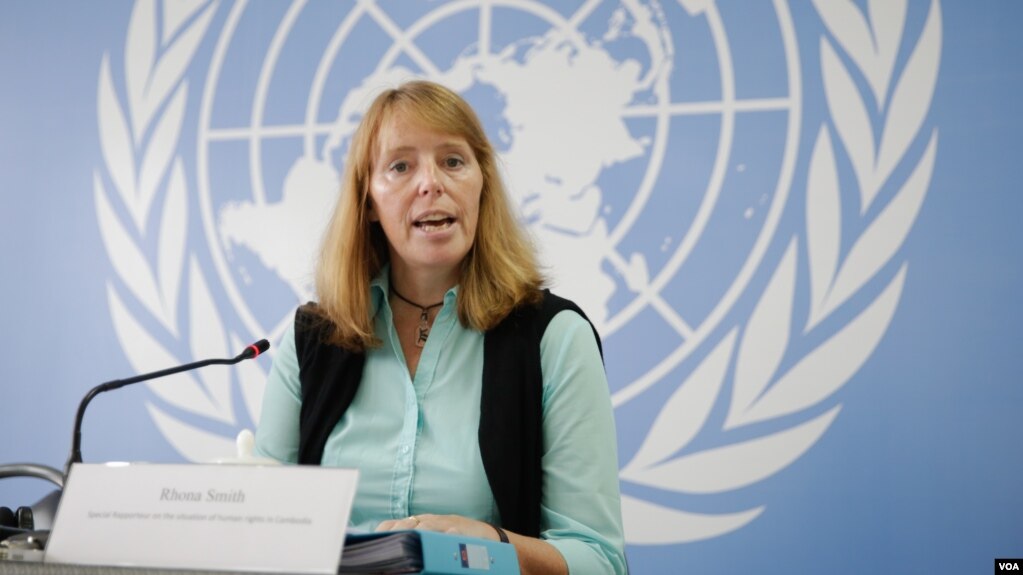 អ្នករាយការណ៍ពិសេសរបស់អង្គការសហប្រជាជាតិទទួលបន្ទុកសិទ្ធិនៅកម្ពុជា រ៉ូណា ស្មីត (Rhona Smith) ថ្លែងទៅកាន់អ្នកសារព័ត៌មាន ក្នុងសន្និសីទព័ត៌មានក្នុងថ្ងៃបញ្ចប់ ដំណើរទស្សនកិច្ចរយៈពេល១០ថ្ងៃនៅកម្ពុជា ធ្វើឡើងក្នុងការិយាល័យឧត្តមស្នងការសហប្រជាជាតិទទួលបន្ទុកសិទ្ធិមនុស្សនៅកម្ពុជាកាលពីថ្ងៃទី១៨ ខែសីហា ឆ្នាំ២០១៧។ (នៅ វណ្ណារិន/VOA)