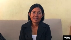 Ms. Taing Kim is one of the survivors during Khmer Rouge before leaving Cambodia to visit South Africa on July 31, 2017. (Hing Socheata/VOA Khmer)