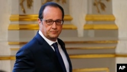 French President Francois Hollande arrives to deliver a speech after a defense council meeting at the Elysee Palace in Paris, France, April 29, 2015. 