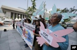 Para pemrotes Korea Selatan meneriakkan slogan dalam pawai yang menuntut dihentikannya latihan gabungan militer "Ulchi Freedom Guardian (UFG)", antara AS dan Korea Selatan di Kedutaan AS di Seoul, Korea Selatan (17/8)
