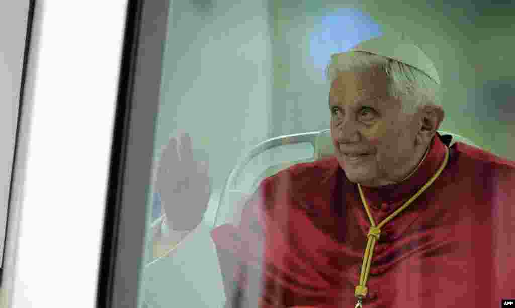 Pope Benedict XVI waves to the crowd during his visit in Barcelona, Spain, Sunday, Nov. 7, 2010. The Pope visit the city of Barcelona to consecrate La Sagrada Familia church. (AP Photo/Manu Fernandez)