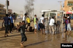 Sudanese protesters erect a barricade on a street and demanding that the country's Transitional Military Council hand over power to civilians in Khartoum, Sudan, June 3, 2019.