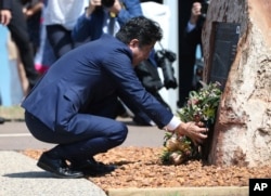 PM Jepang Shinzo Abe meletakkan karangan bunga untuk menghormati 80 awak kapal selam Jepang, I-124 yang tenggelam Januari 1942, di Darwin. (17/11).