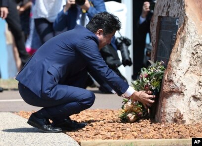 PM Jepang Shinzo Abe meletakkan karangan bunga untuk menghormati 80 awak kapal selam Jepang, I-124 yang tenggelam Januari 1942, di Darwin. (17/11).