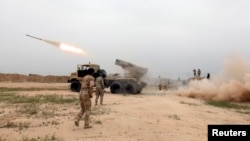 지난달 25일 이라크 모술 남부 외곽 지역에서 이라크 군이 ISIL을 향해 로켓포를 발사하고 있다. (자료사진)