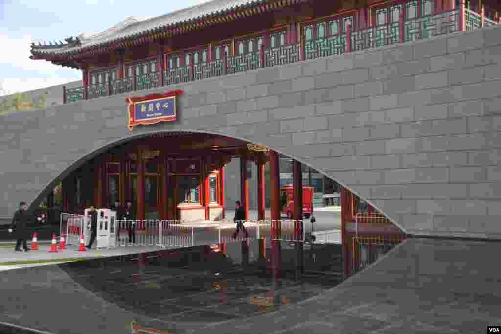 雁栖湖新闻中心大门，富有中国民族色彩。(美国之音东方 拍摄)