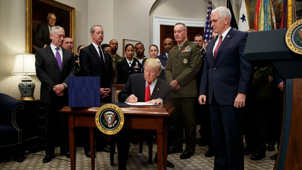 Trump Firma Ley De Gastos Militares Por $700.000 Millones