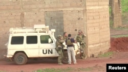 Des soldats français se trouvent près d'un véhicule de l'UE après l'attaque au Campement Kangaba a Dougourakoro, Mali, le 18 juin 2017.