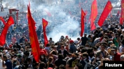 土耳其防暴警察在伊斯坦布爾用催淚瓦斯驅驅散示威民眾