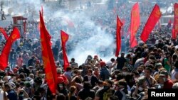 터키 경찰이 탁심 광장에서 최루탄을 이용 반정부 시위대를 해산하고 있다