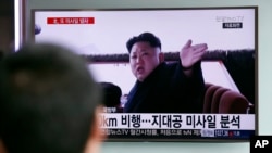 Lãnh đạo Triều Tiên Kim Jong Un trên một chương trình tin tức truyền hình tại ga đường sắt Seoul, Hàn Quốc, thứ Sáu ngày 1 tháng 4 năm 2016.