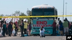 En una protesta similar inmigrantes trataban de impedir el paso de un autobú que trasladaba inmigrantes detenidos a la corte federal en Tucson, el pasado 11 de octubre.