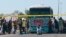 En una protesta similar inmigrantes trataban de impedir el paso de un autobú que trasladaba inmigrantes detenidos a la corte federal en Tucson, el pasado 11 de octubre.