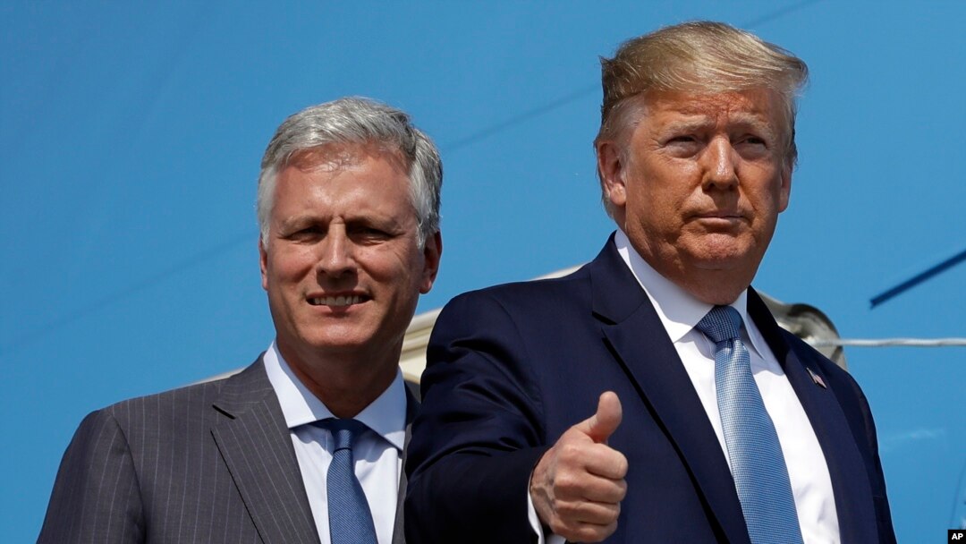 El presidente de EE.UU. Donald Trump, acompañado del nuevo asesor de seguridad nacional de la Casa Blanca, Robert O'Brien, abordan el Air Force One, en el aeropuerto internacional de Los Angeles, el miércoles 18 de septiembre de 2019. AP/Evan Vucci.