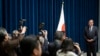 Perdana Menteri Jepang Shigeru Ishiba (kanan) dalam konferensi pers di kantor perdana menteri di Tokyo, 24 Desember 2024. (Yuichi YAMAZAKI / POOL / AFP)