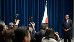 Perdana Menteri Jepang Shigeru Ishiba (kanan) dalam konferensi pers di kantor perdana menteri di Tokyo, 24 Desember 2024. (Yuichi YAMAZAKI / POOL / AFP)