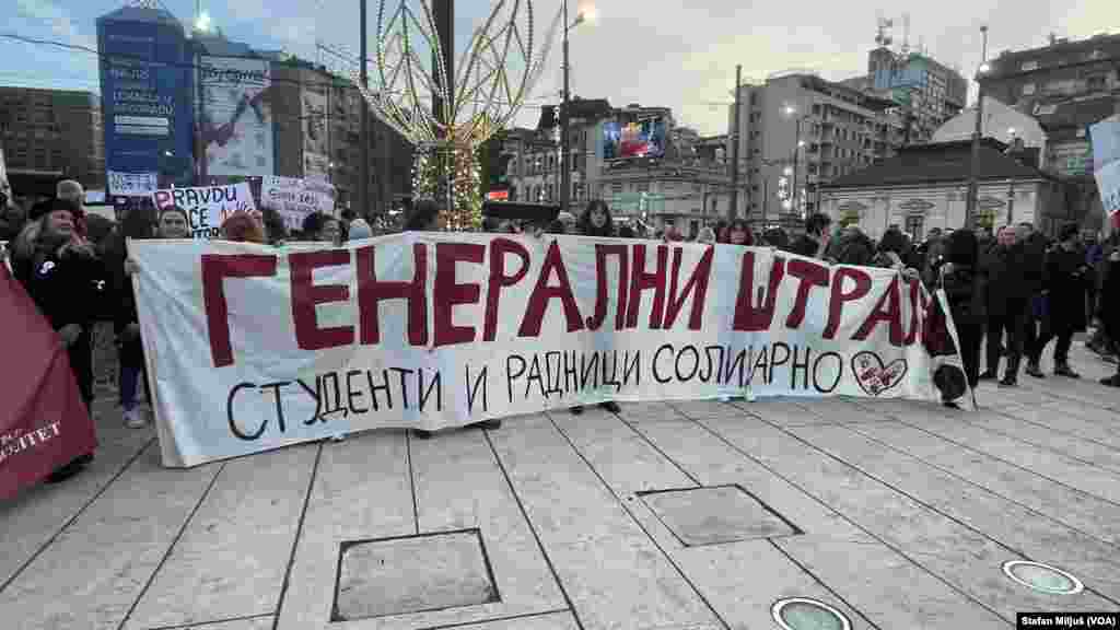 Na beogradskom Trgu Slavija u nedelju 22. decembra održan je veliki antivladin protest studenata i građana koji traže odgovornost za pad nadstrešnice železničke stanice u Novom Sadu 1. novembra i pogibije petnaestoro ljudi (Foto: VOA/Stefan Miljuš)