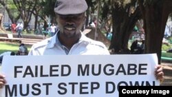 VaItai Dzamara vachiratidzira vari muAfrica Unity Square muHarare