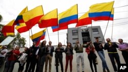 Manifestantes frente al consulado venezolano en Bogotá han protestado por la represión en la frontera con Venezuela.