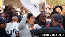 Manifestations contre les féminicides à Cape Town devant le centre où se tient le Forum économique mondial en Afrique du sud le 4 septembre 2019.