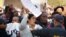Manifestations contre les féminicides à Cape Town devant le centre où se tient le Forum économique mondial en Afrique du sud le 4 septembre 2019.