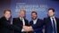 Італійський заступник прем’єр-міністра і керівник партії "Ліга" Маттео Сальвіні позує з Оллі Котро з “Данської народної партії”, Йорґом Мойтеном з “Альтернатива для Німеччини”, та Андерсом Вістісеном з “Данської народної партії”. Мілан 8 квітня 2019 р.