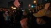 2022年11月27日抗议者在北京街道上举着白纸高喊口号