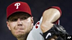 Philadelphia Phillies starting pitcher Roy Oswalt delivers a pitch to Washington Nationals' Alberto Gonzalez during the second inning of a baseball game, 28 Sept. 2010