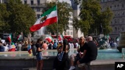 Waandamanaji wakiwa wameshika bendera walipokusanyika katika uwanja wa Trafalgar Square, jijini London, Jumamosi, Septemba 16, 2023 kuadhimisha kumbukumbu ya kifo cha Mahsa Amini nchini Iran. (Picha ya AP).