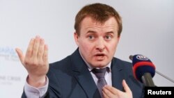 Ukrainian Energy Minister Volodymyr Demchyshyn talks about new energy agreements at a news conference in Kyiv, Dec. 31, 2014.