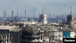 烏克蘭南部港口城市馬里烏波爾被炸成一片廢墟後面的亞速鋼鐵廠。（2022年4月7日）